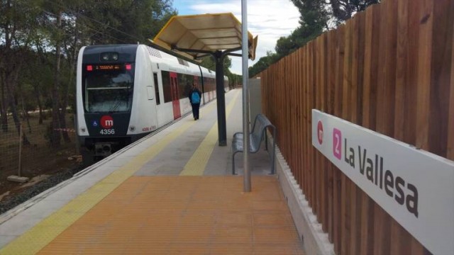 Vecinos de La Vallesa denuncian que nuevo apeadero del metro deja sin acceso a la población