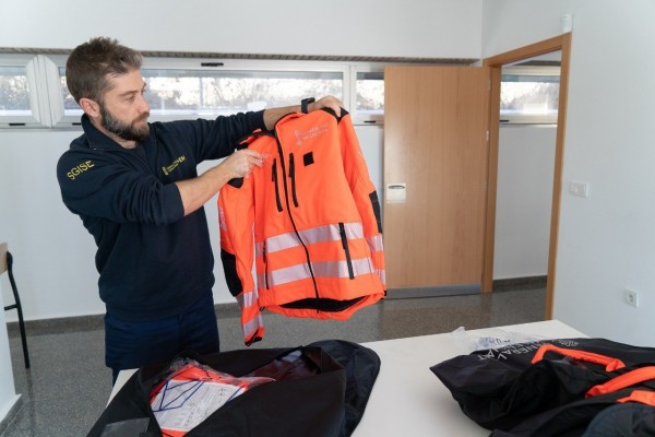 Justicia distribuye a los bomberos forestales 800 nuevos EPIS de meteorología adversa