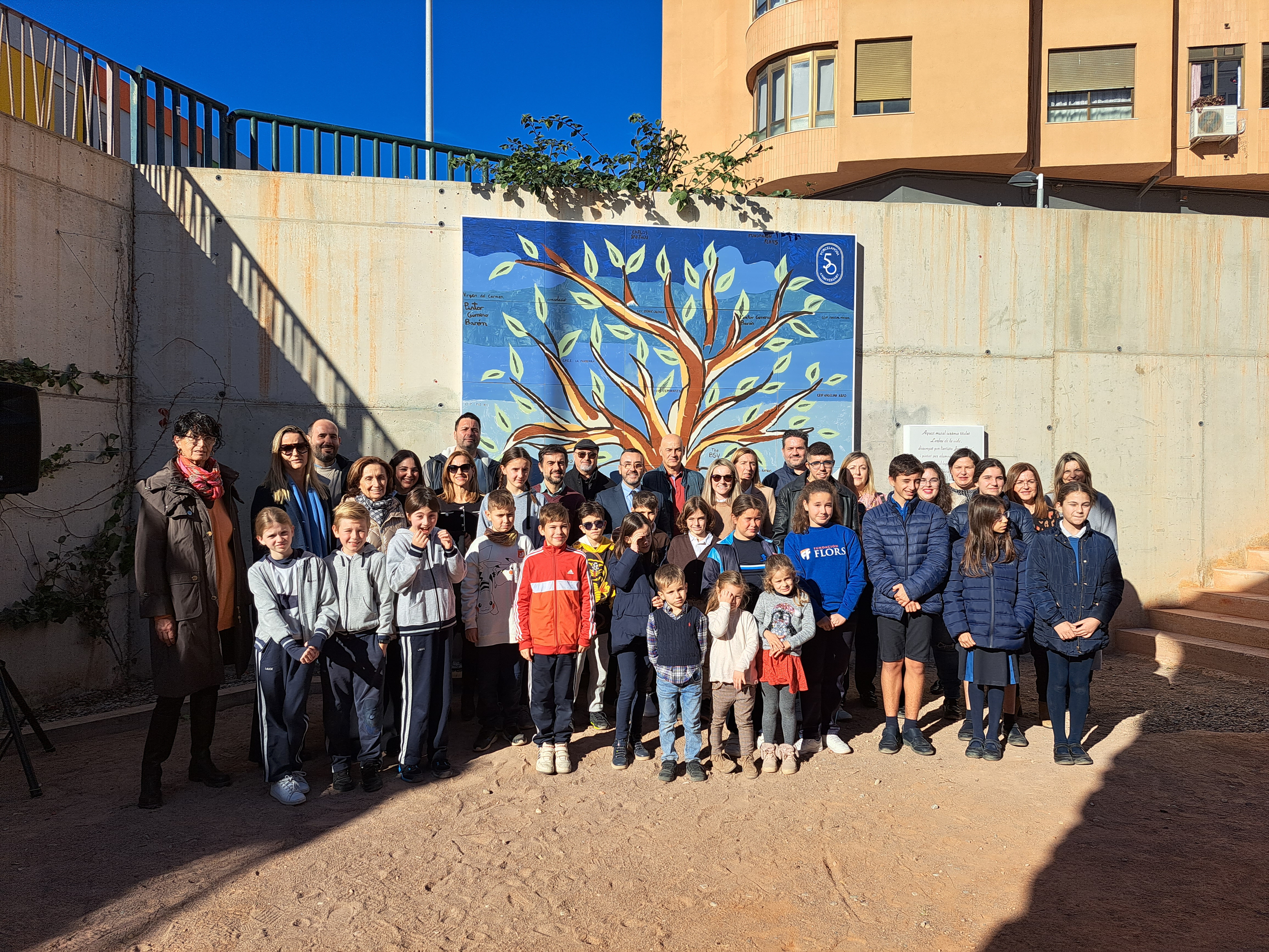 Vila-real dona vida al Molí la Vila amb un mural ceràmic pintat pels col·legis de la localitat
