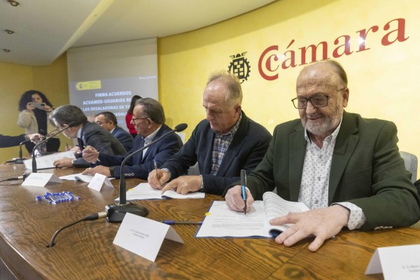 Los regantes pagarán el agua desalada a 0,35 euros tras un acuerdo con Acuamed

