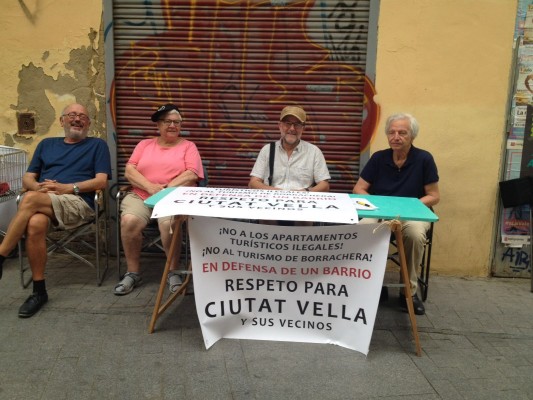 Los vecinos de Ciutat Vella piden que la Policía multe con rapidez ante molestias de apartamentos turísticos
