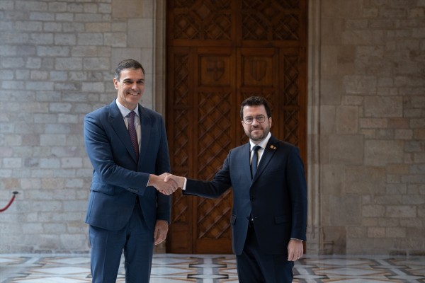 Sánchez y Aragonès pactan otra reunión de la mesa de diálogo y una ley de plurilingüismo