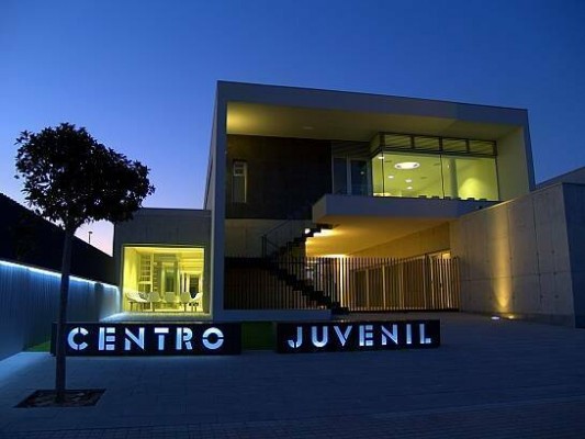 Elche adjudica programa de dinamización de centros juveniles y prepara 500.000 euros para asfaltado