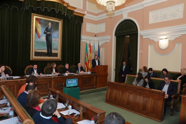De 'makinavaja' a las amenazas: el bipartito y la oposición enturbian el pleno para despedir el año