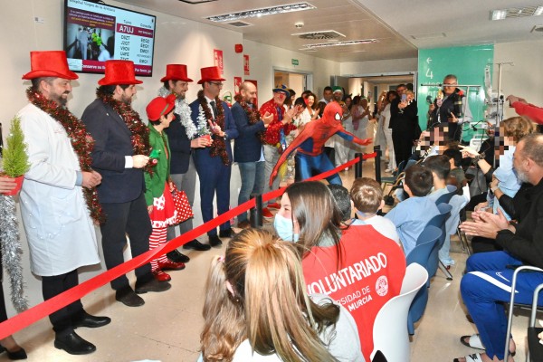 Los payasos de hospital celebran la Navidad con los niños de La Arrixaca de Murcia