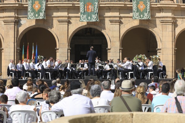 Les nadales omplin la plaça Major de Castelló amb un multitudinari concert