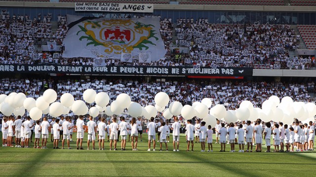 El estadio del Niza se viste de blanco y rinde tributo a las víctimas del ataque