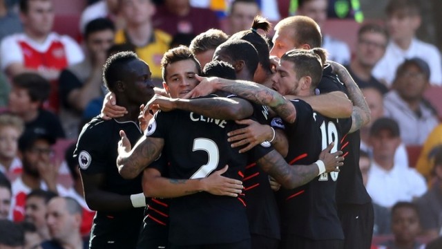 El nuevo United se estrena con victoria y el Liverpool asalta el Emirates