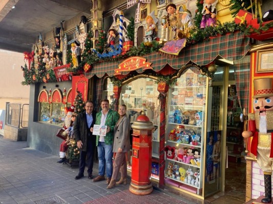 Alicante premia los escaparates navideños de la Zona Norte: una panadería y un autoservicio