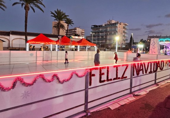 La Navidad llega al Arenal de Xàbia: patinaje sobre hielo y feria de atracciones

