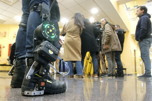 Unas botas robotizadas que reducen la fatiga de los bomberos o personas con poca movilidad