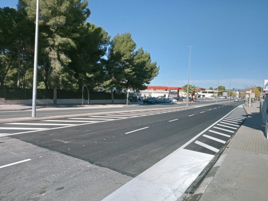 Petrer repara varios tramos del aglomerado asfáltico en la avenida del Mediterráneo

