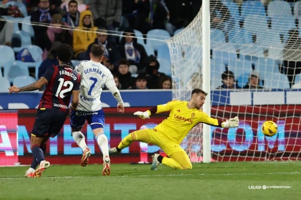 El Levante apaga fuegos en Zaragoza

