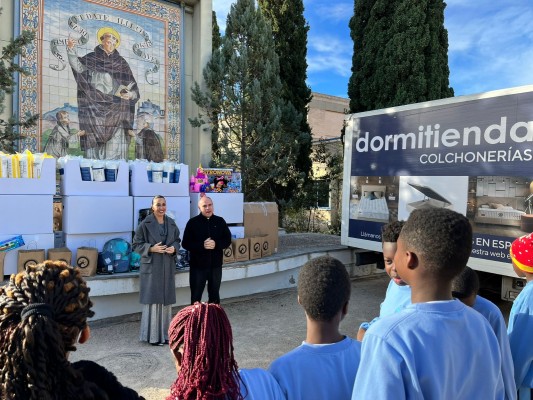 Dormitienda y la Fundación Mónica Duart dan más de 500 regalos al Colegio Imperial San Vicente Ferrer