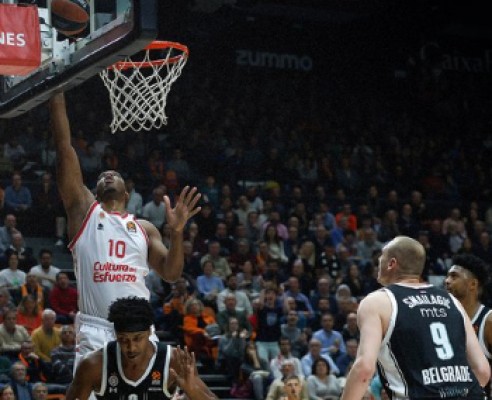 La Policía carga dentro de la Fonteta contra los seguidores del Partizan
