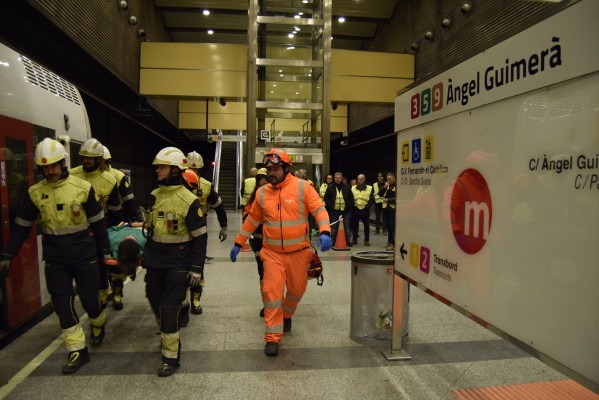 Un simulacro de un ataque terrorista en Àngel Guimerà pone a prueba la seguridad del metro
