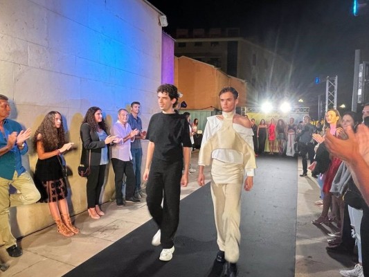 El talento murciano desfila en la Glorieta:  la plaza se convierte en una pasarela de moda de 90 metros