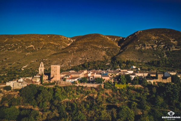 Los vecinos de Almudaina adornan las calles al llegar tarde a las ayudas de la Diputación