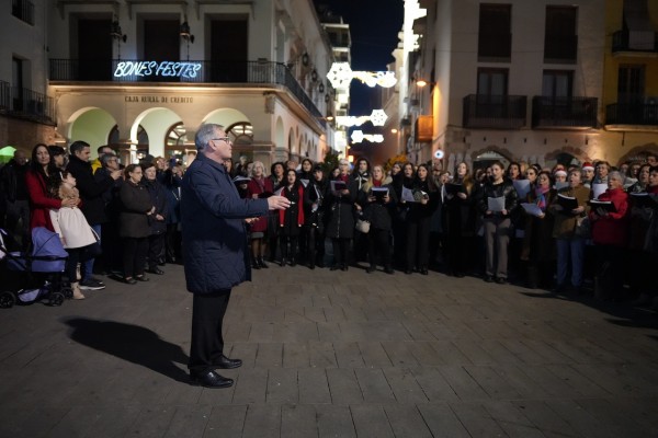 Más de 300 voces interpretan villancicos en el primer 'Nadal al carrer' de Castellón en Vila-real