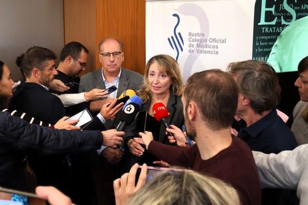 El 22% de los médicos en activo supera los 60 años y la tasa de reposición deja un déficit de mil galenos
