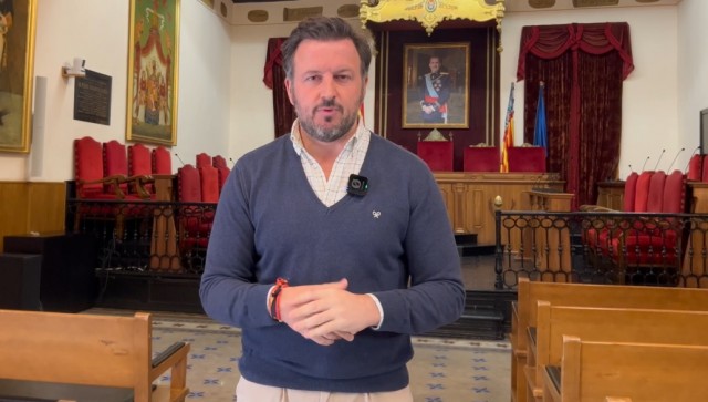 Ruz se baja el sueldo un 3%, la oposición lo tilda de 
