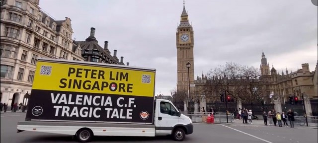 It Must Be Love 86 y LibertadVCF pasean por Londres un vehículo con una leyenda contra Peter Lim