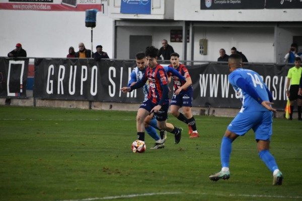 El Yeclano, segundo, se acerca al liderato en la Segunda RFEF y gana el colista Efesé B