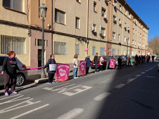 Una cadena humana en la Malva-rosa reclama un plan para las Casitas Rosas