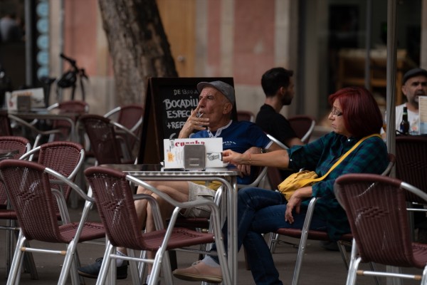 Fumar o vapear en terrazas, un hábito 