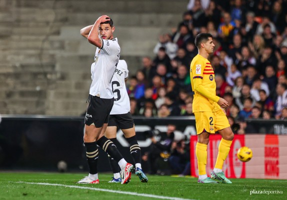 El Valencia desaprovecha hasta el descanso sus ocasiones ante un tenue Barcelona (0-0)