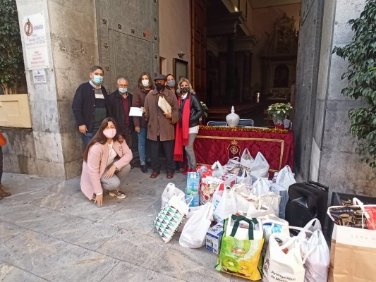 La Cofradía del Perdón de Murcia realiza este sábado su campaña navideña de recogida de juguetes, ropa y alimentos