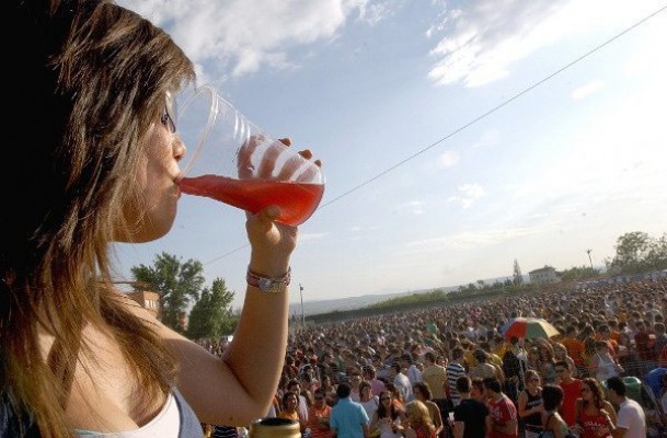 Las personas con pareja beben menos alcohol que los solteros