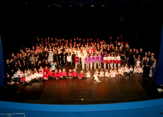 Más de 250 alumnos celebran el festival de Navidad del Centre Municipal de les Arts de Burriana