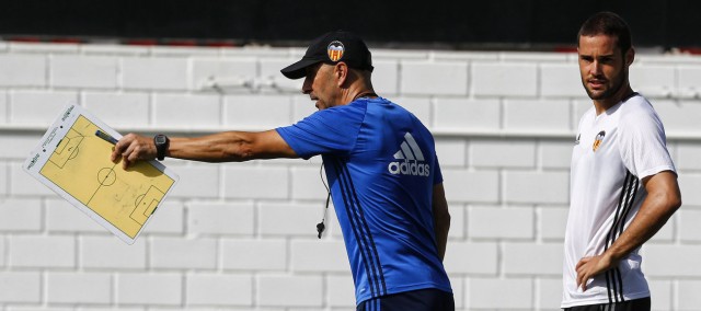 Mario Suárez ya está a las órdenes de Ayestarán