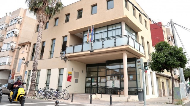 El Ayuntamiento convocará una ayuda para que El Forn d'Alcedo tenga un cajero automático
