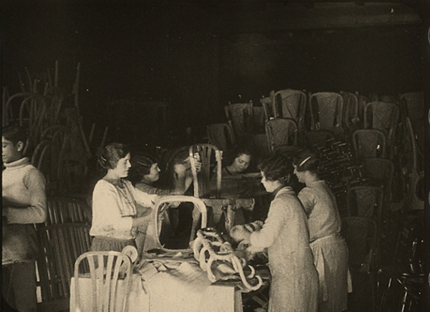 Dones empaquetant mobles. Fotograma de la pel·licula de Ventura Feliu (1929 - 