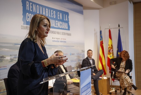 Montes anuncia una reforma de la legislación de energías renovables con el foco en la fotovoltaica