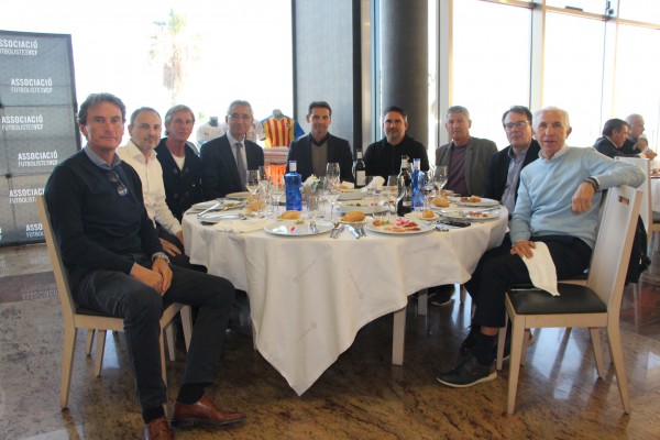 La Asociación de Futbolistas del Valencia CF celebra su tradicional misa de difuntos y brinda por un 2024 lleno de éxitos