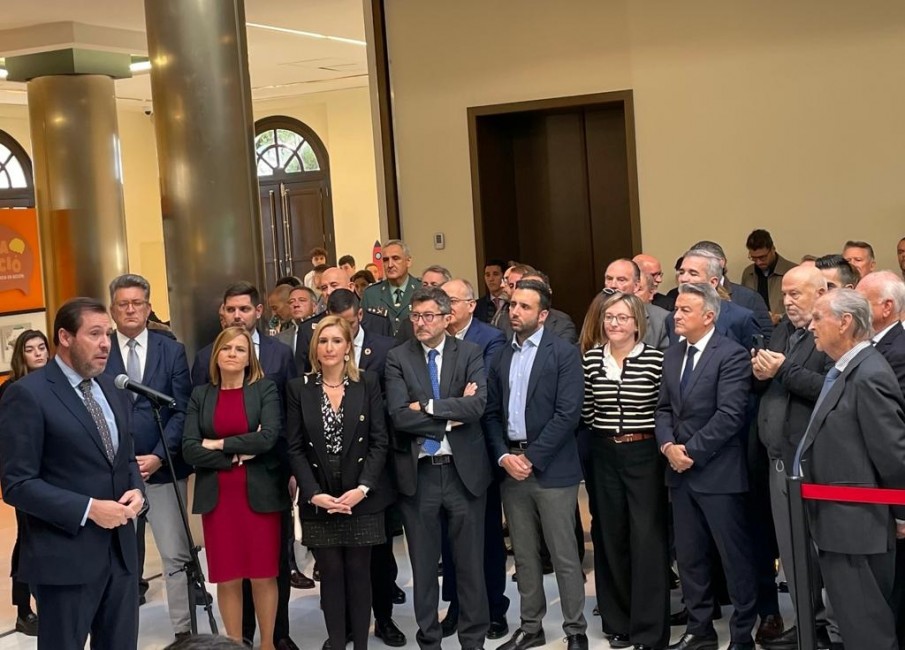 Francisco Lorente (derecha) graba el momento del anuncio del ministro Óscar Puente. Foto: VP - 