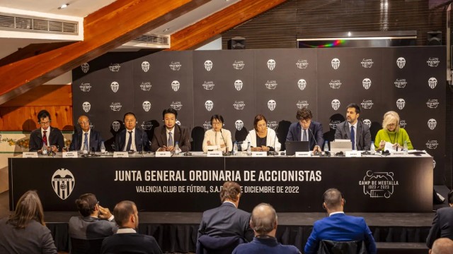 Meriton aprueba las cuentas del Valencia en una junta llena de reproches a su gestión

