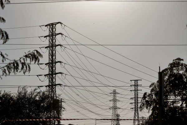 La UE acuerda una reforma del mercado eléctrico que se aleja de combustibles fósiles