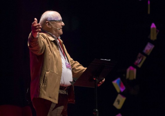 La Vall d'Uixó recibe más de 350 libros sobre la paz de Vicent Martínez Guzmán 