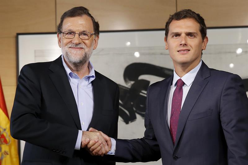 El presidente del Gobierno en funciones, Mariano Rajoy (i), y el líder de Ciudadanos, Albert Rivera (d), se saludan al inicio de la reunión que han mantenido hoy en el Congreso (Foto: EFE) - 