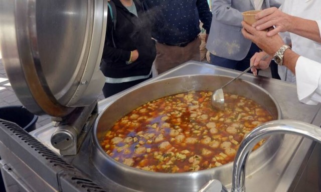 Cocineros murcianos elaboran un Cocido Solidario para repartir 1.200 raciones este domingo en la Plaza Romea

