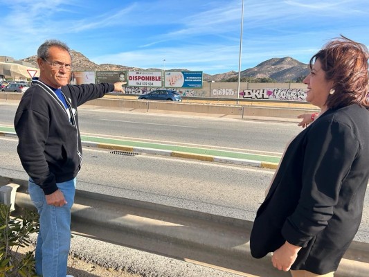 Carreteras construye un cruce con paso de peatones para mejorar el acceso al hospital Santa Lucía