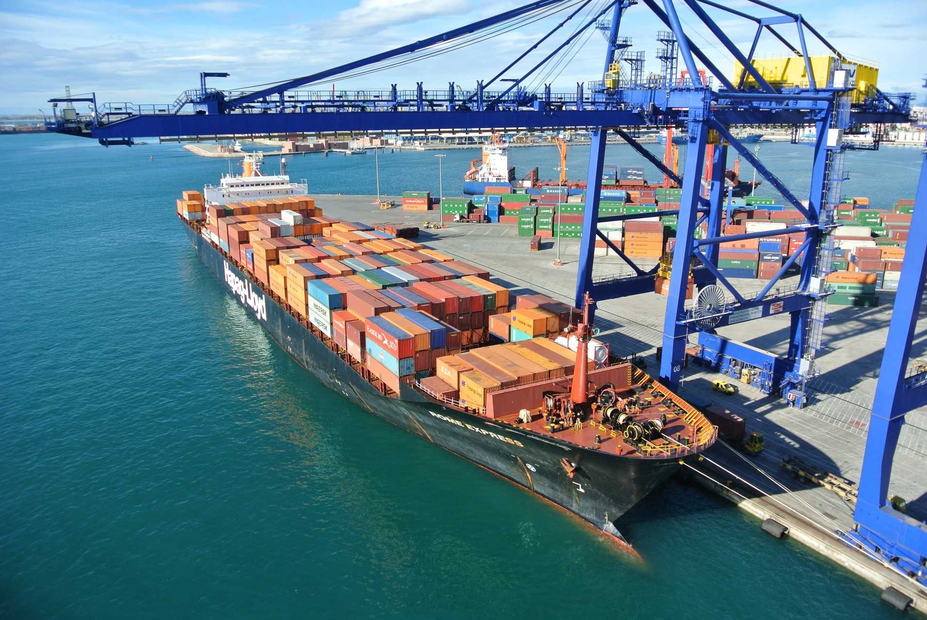 Barcelona aprovecha la crisis de estibadores en el Puerto de Valencia con su mayor tráfico desde 2008