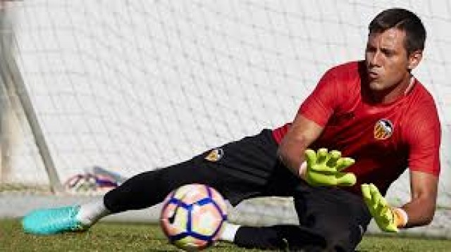 El Sevilla aprieta por Diego Alves