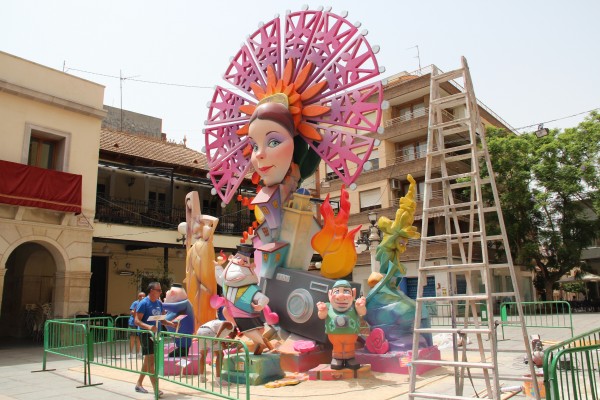 San Vicente reparte 13.000 euros a nueve hogueras por la construcción de los monumentos 2023