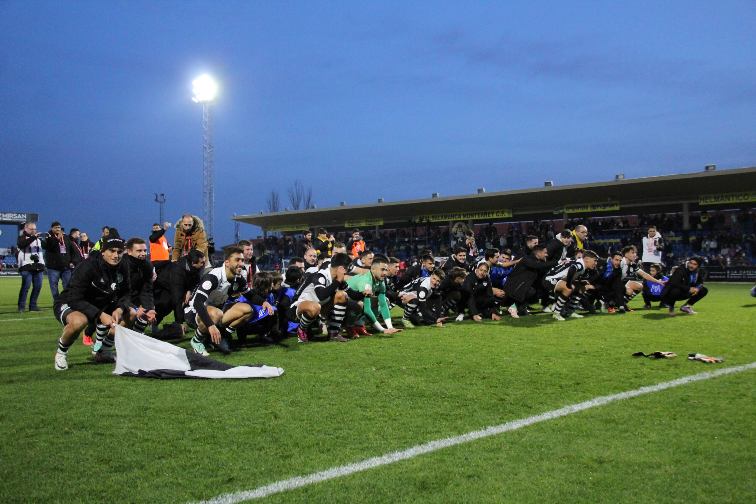 Los futbolistas del Unionistas celebran su victoria contra el Sporting de Gijón. UNIONISTAS CF - 