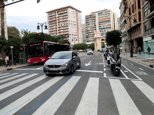 Policía Local y EMT velan por la normalidad en la reapertura de Colón y la vuelta de los buses al centro 